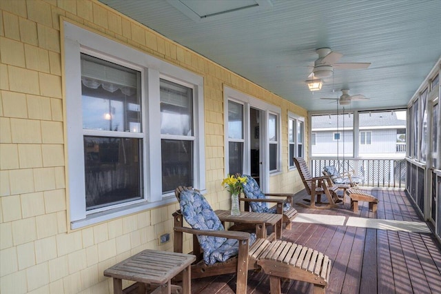 sunroom with ceiling fan