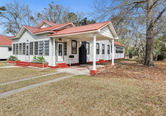 view of front facade featuring a front yard