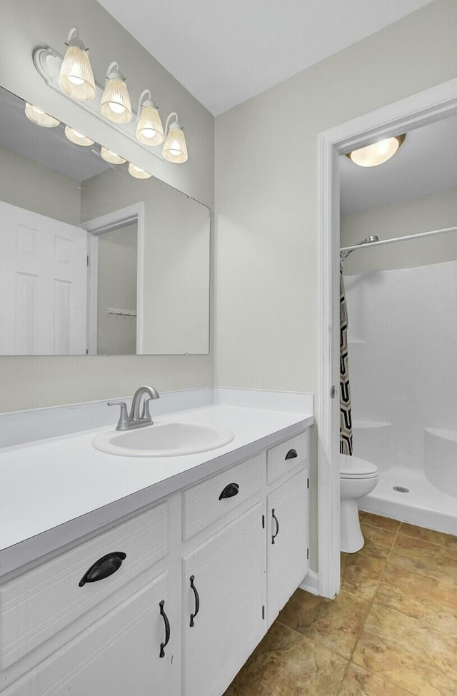 full bathroom featuring vanity, toilet, and a shower with curtain