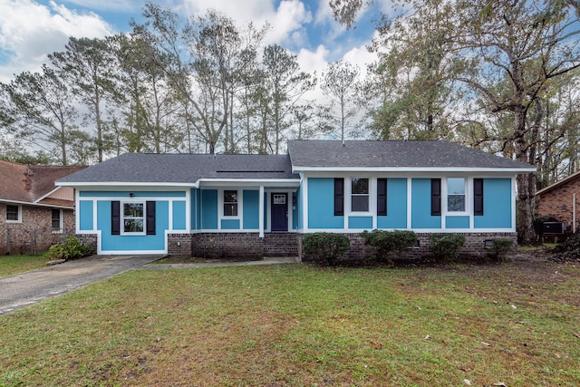 single story home featuring a front yard