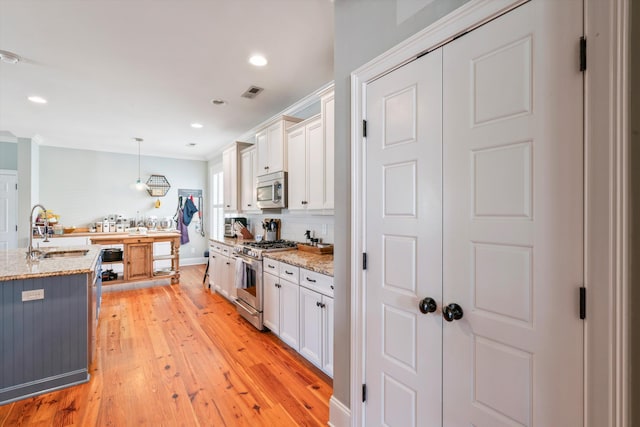 216 Foxbank Plantation Blvd, Moncks Corner, SC 29461 - kitchen with appliances with stainless steel finishes, a sink, white cabinets, light wood-style floors, and recessed lighting