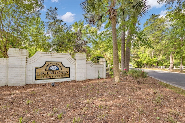 view of community / neighborhood sign