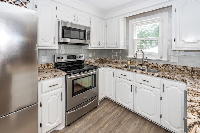 102 Six Point Ct, Goose Creek, SC 29445 - kitchen with appliances with stainless steel finishes, a sink, white cabinetry, crown molding, and backsplash