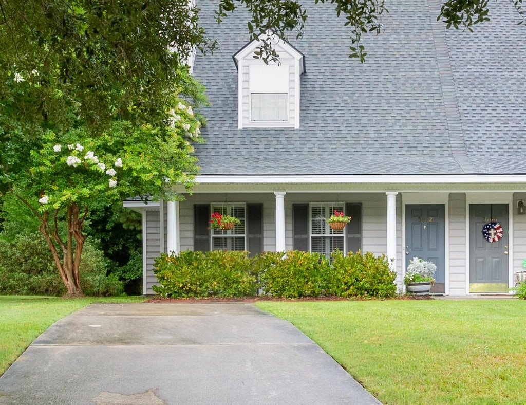 cape cod-style house featuring a front lawn