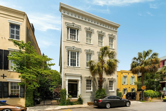 view of front facade featuring stucco siding