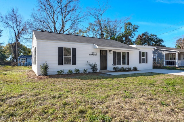 ranch-style home featuring a front lawn