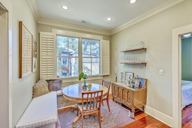 dining room featuring recessed lighting, wood finished floors, visible vents, baseboards, and ornamental molding