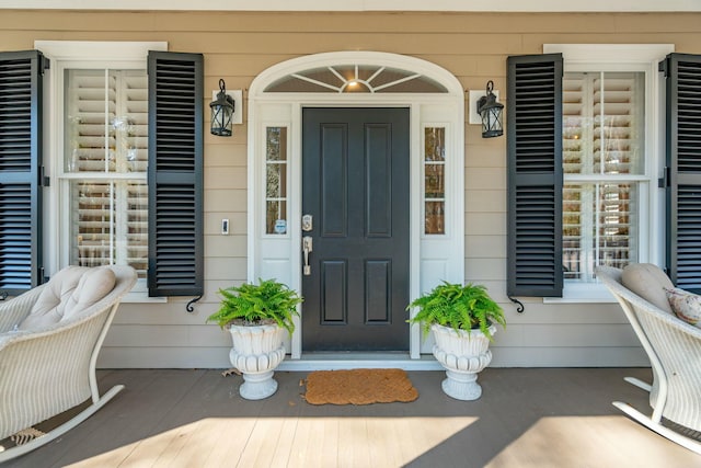 property entrance featuring a porch