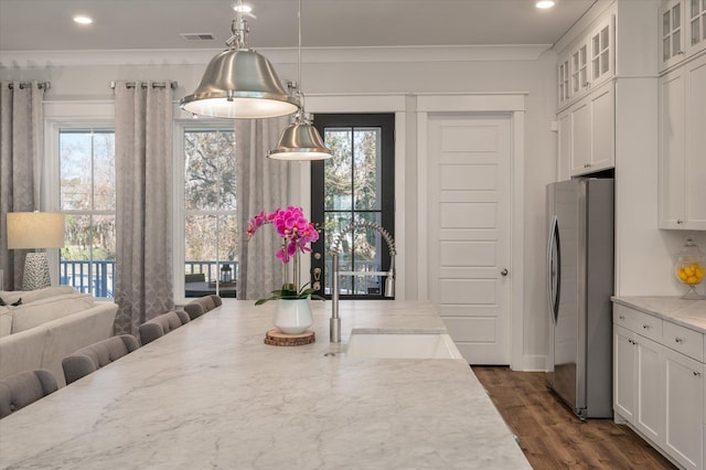 dining area featuring dark wood finished floors, ornamental molding, recessed lighting, and visible vents