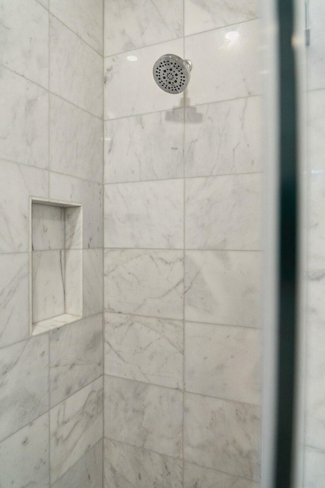 room details featuring a tile shower