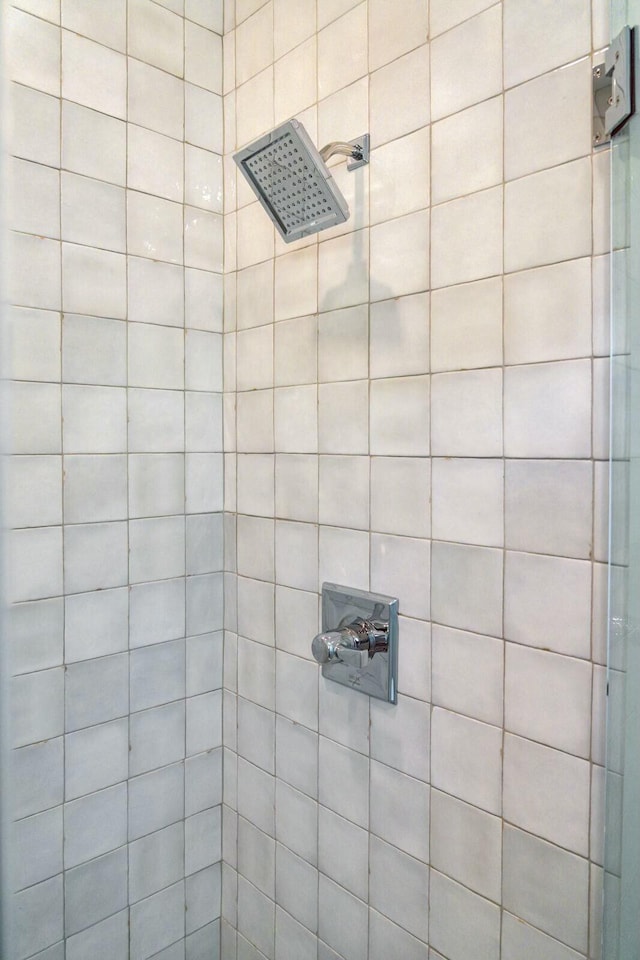 bathroom featuring tiled shower