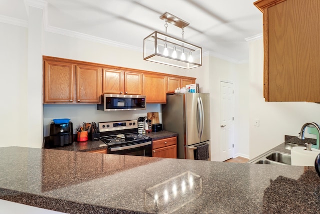 kitchen featuring kitchen peninsula, stainless steel appliances, ornamental molding, sink, and decorative light fixtures