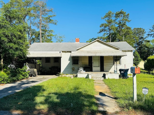 view of front facade featuring a front lawn