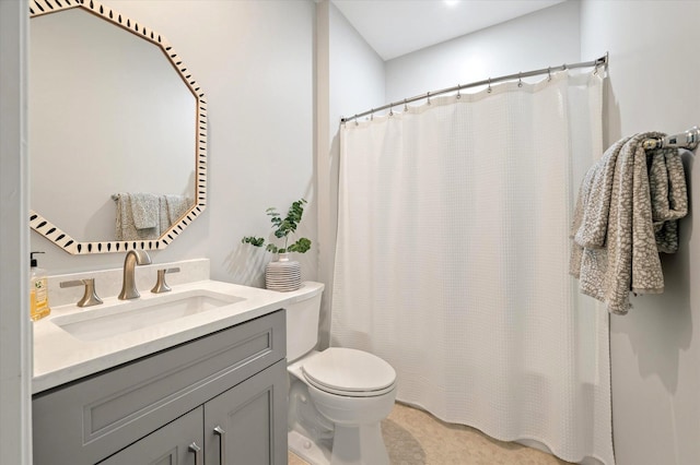 full bath with toilet, curtained shower, and vanity