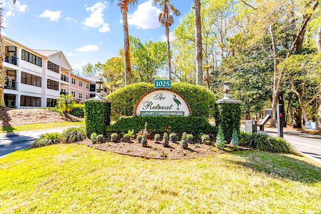 community sign featuring a yard