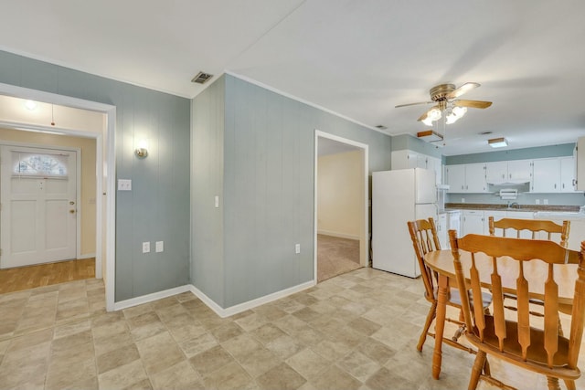 dining room with ceiling fan