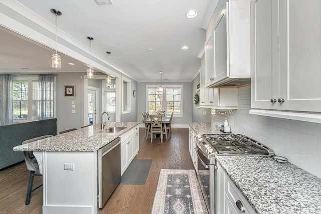 414 Hamlet Cir, Goose Creek, SC 29445 - kitchen with stainless steel appliances, a sink, dark wood-style floors, crown molding, and a breakfast bar area