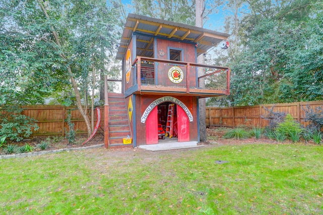 view of outdoor structure featuring a yard