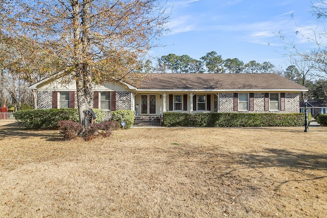 single story home featuring a front lawn