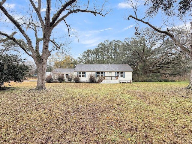 ranch-style house featuring a front yard