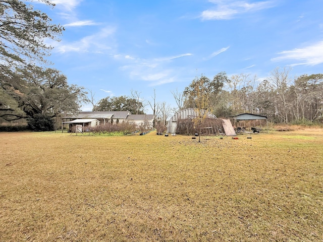 view of yard with an outbuilding