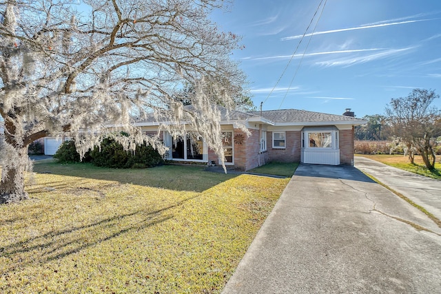 single story home featuring a front lawn