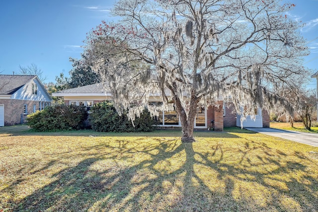 view of front facade with a front yard