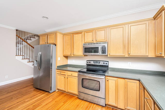 2301 N Creek Dr, Mount Pleasant, SC 29466 - kitchen with stainless steel appliances, ornamental molding, light wood-style flooring, baseboards, and dark countertops