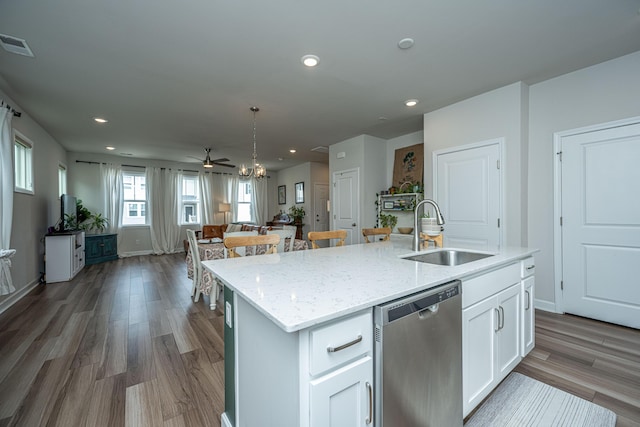 kitchen featuring a kitchen island with sink, a sink, wood finished floors, recessed lighting, and dishwasher