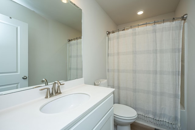 bathroom featuring visible vents, toilet, curtained shower, recessed lighting, and vanity