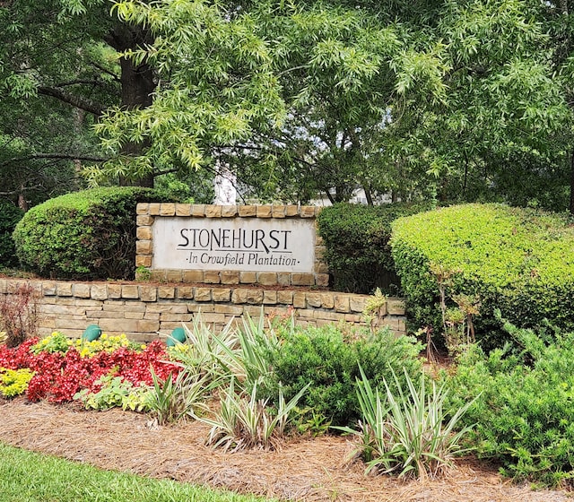 view of community / neighborhood sign