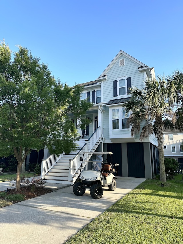 view of front of property featuring a front yard