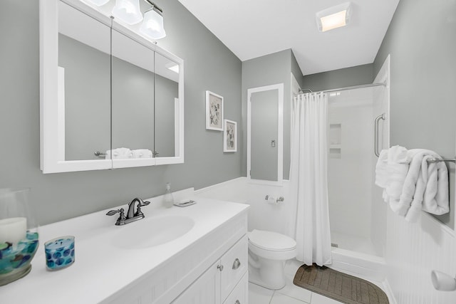 full bathroom featuring curtained shower, toilet, and vanity