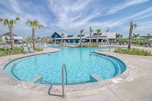 view of swimming pool