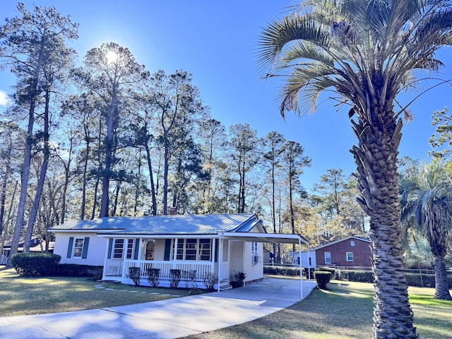 view of front of property with a front lawn, a porch, and a carport