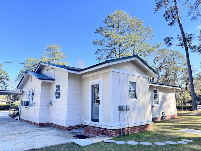 view of side of home featuring a lawn