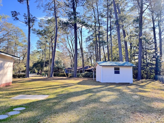 view of yard featuring a storage unit