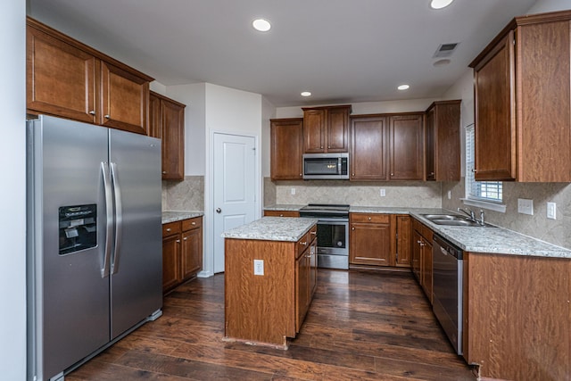 kitchen featuring dark wood-style floors, visible vents, appliances with stainless steel finishes, a sink, and a kitchen island