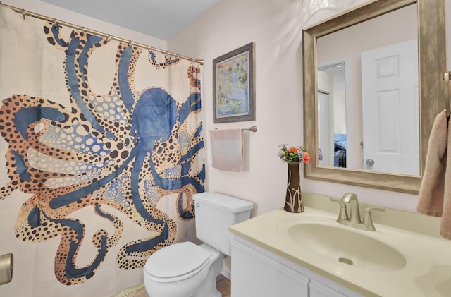 full bath featuring a shower with shower curtain, toilet, and vanity