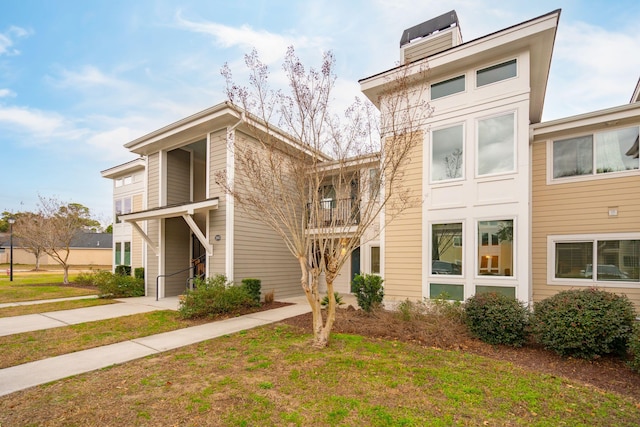 view of front of house with a front lawn