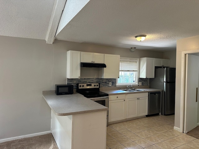 2827 Haverhill Cir N, Charleston, SC 29420 - kitchen with appliances with stainless steel finishes, under cabinet range hood, a textured ceiling, white cabinets, and a peninsula