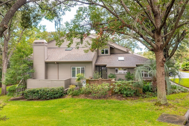 view of front of property featuring a front yard