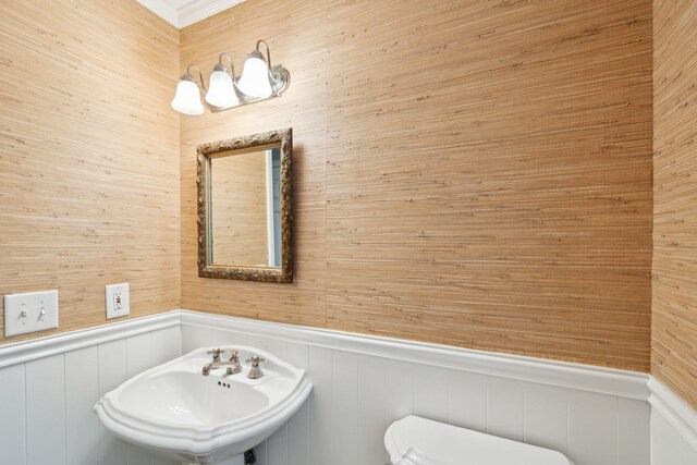 bathroom featuring toilet and sink