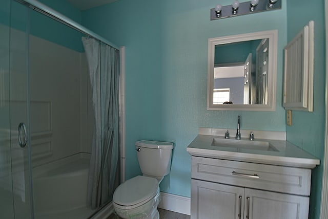 bathroom with a shower with curtain, vanity, and toilet