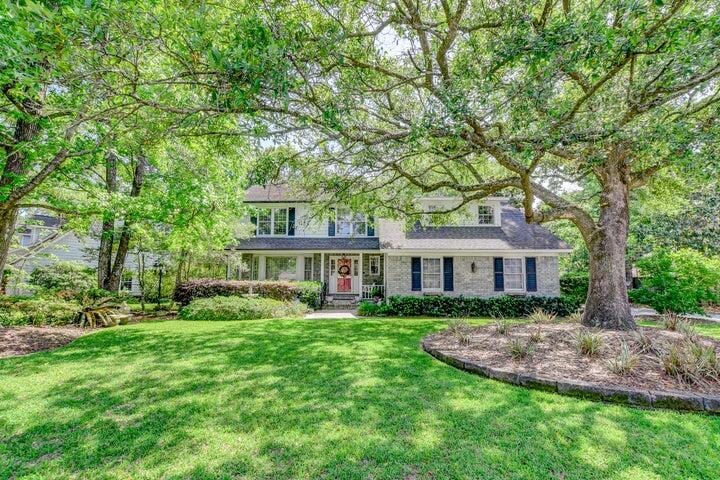 view of front of property featuring a front yard