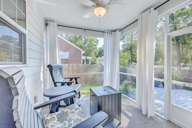 sunroom / solarium featuring a ceiling fan