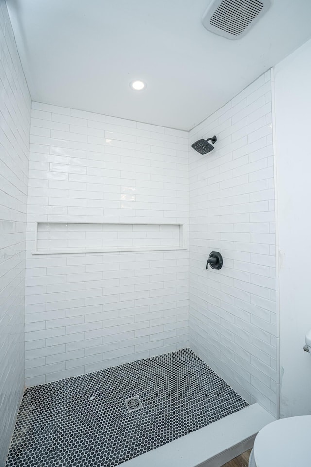 100 Colonial Dr, Goose Creek, SC 29445 - bathroom featuring toilet, visible vents, a tile shower, and recessed lighting