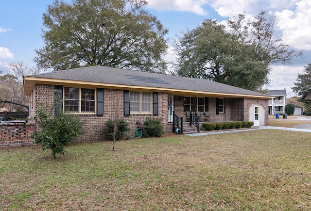 ranch-style home featuring a front lawn