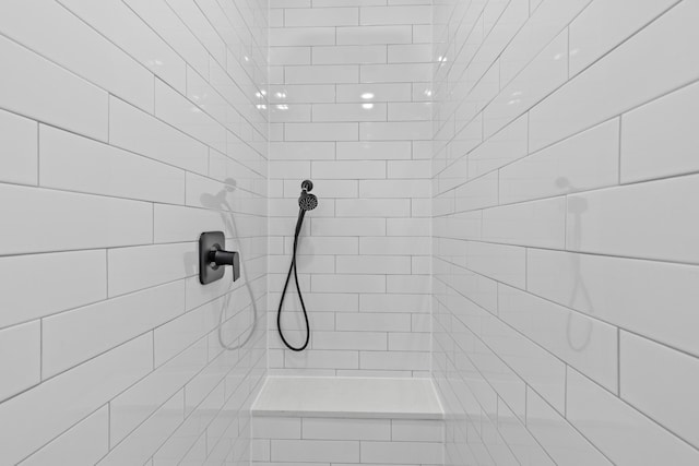 bathroom featuring tiled shower