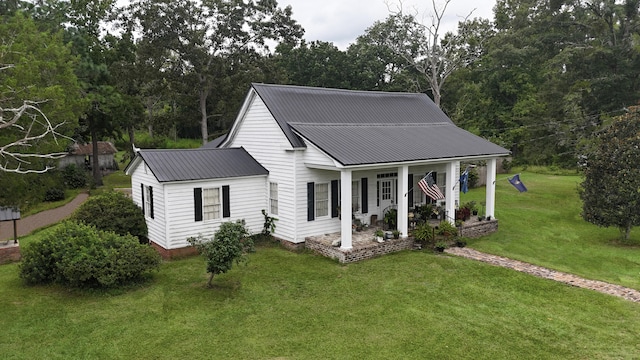 view of front facade with a porch and a front lawn